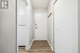 2350 Queensway Dr in Burlington, ON - Building Photo - Building Photo