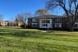 689 E Fox Hills Dr in Bloomfield Hills, MI - Building Photo
