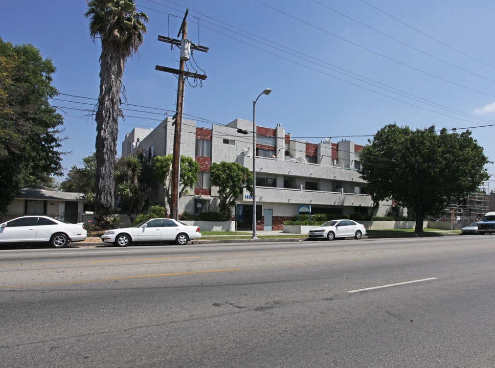 14007 Vanowen St in Van Nuys, CA - Building Photo