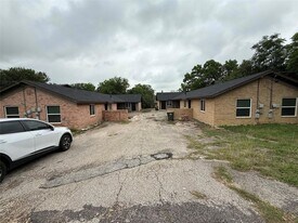 1114 Hazelton St, Unit 16 in San Marcos, TX - Building Photo