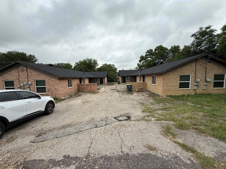 1114 Hazelton St, Unit 16 in San Marcos, TX - Building Photo