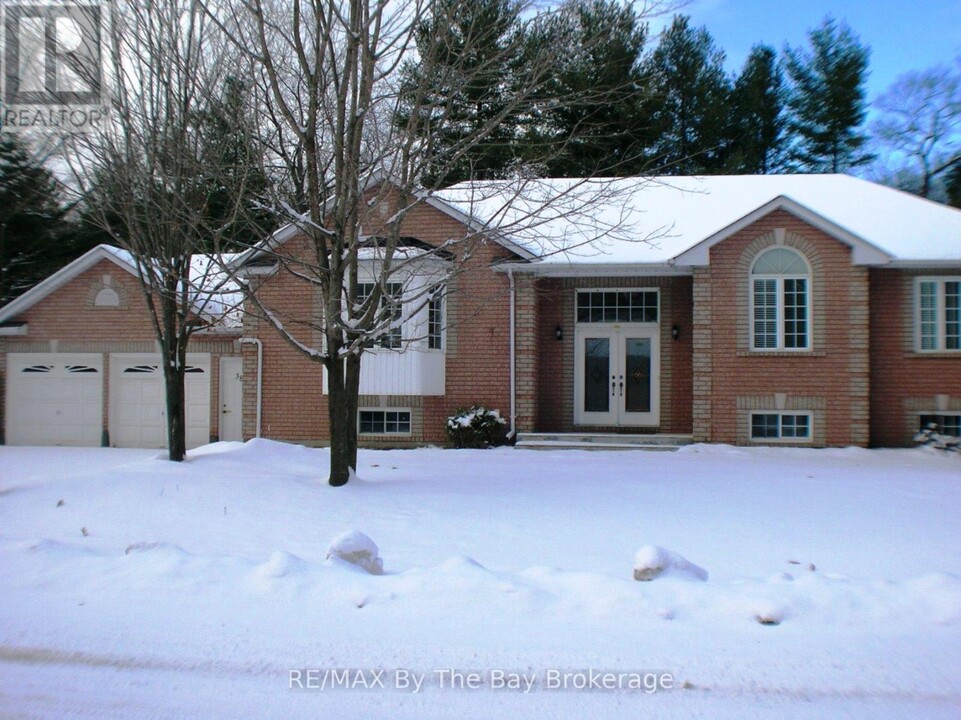 38 Downer Crescent in Wasaga Beach, ON - Building Photo