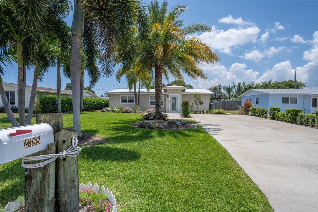 2388 E Edgewater Dr in Palm Beach Gardens, FL - Building Photo