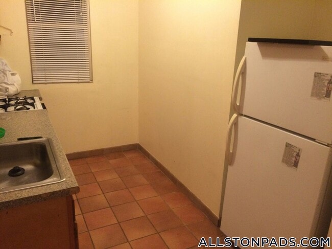 11 Scottfield Rd, Unit 3 in Boston, MA - Foto de edificio - Building Photo