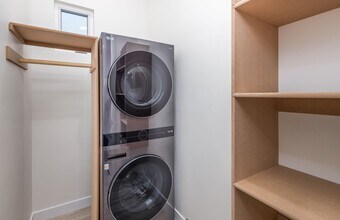 4678 Firestone St in San Diego, CA - Foto de edificio - Building Photo