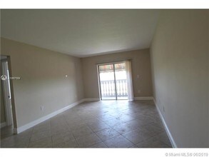 525 W 69th St-Unit -312 in Hialeah, FL - Building Photo - Building Photo