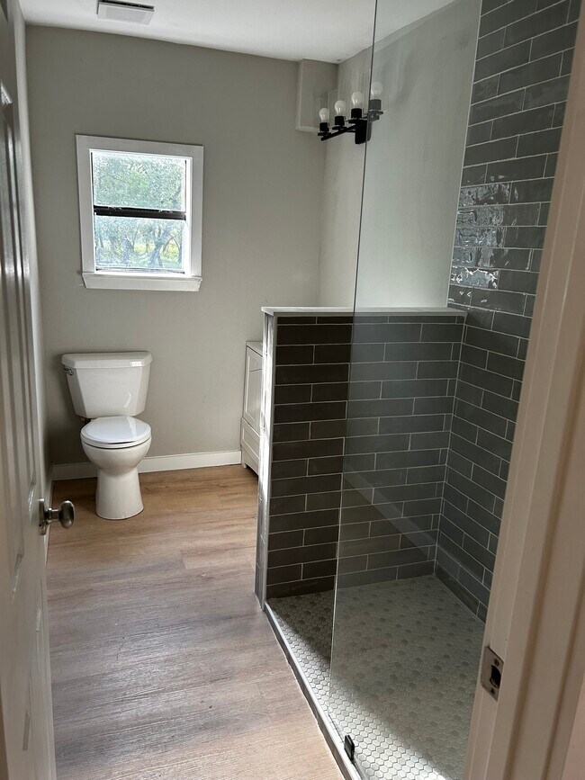 6300 Hudson Bend Rd in Austin, TX - Foto de edificio - Building Photo