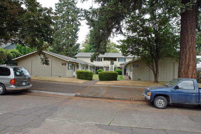 Calvary Court Apartments in Salem, OR - Building Photo - Building Photo