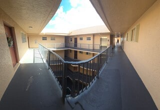 13707 Kendale Lakes Cir in Miami, FL - Foto de edificio - Building Photo