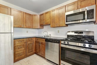 Brookwood Gardens in East Windsor, NJ - Building Photo - Building Photo