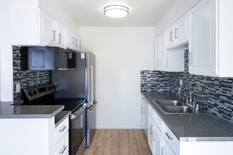 Harmony Court Apartments in Pasadena, CA - Foto de edificio - Interior Photo