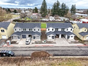 332 Seven Oaks Ln in Lebanon, OR - Foto de edificio - Building Photo