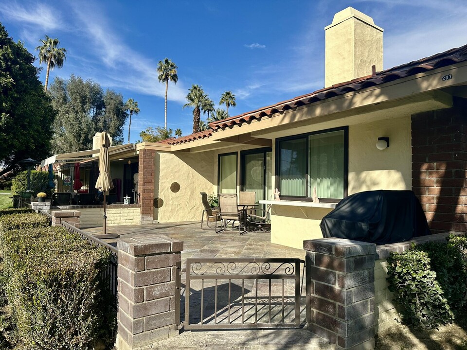 207 Serena Dr in Palm Desert, CA - Foto de edificio