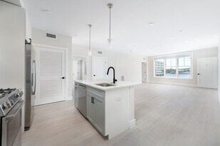 425 Border St, Unit 401 in Boston, MA - Building Photo