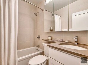 E 81st St in New York, NY - Foto de edificio - Building Photo