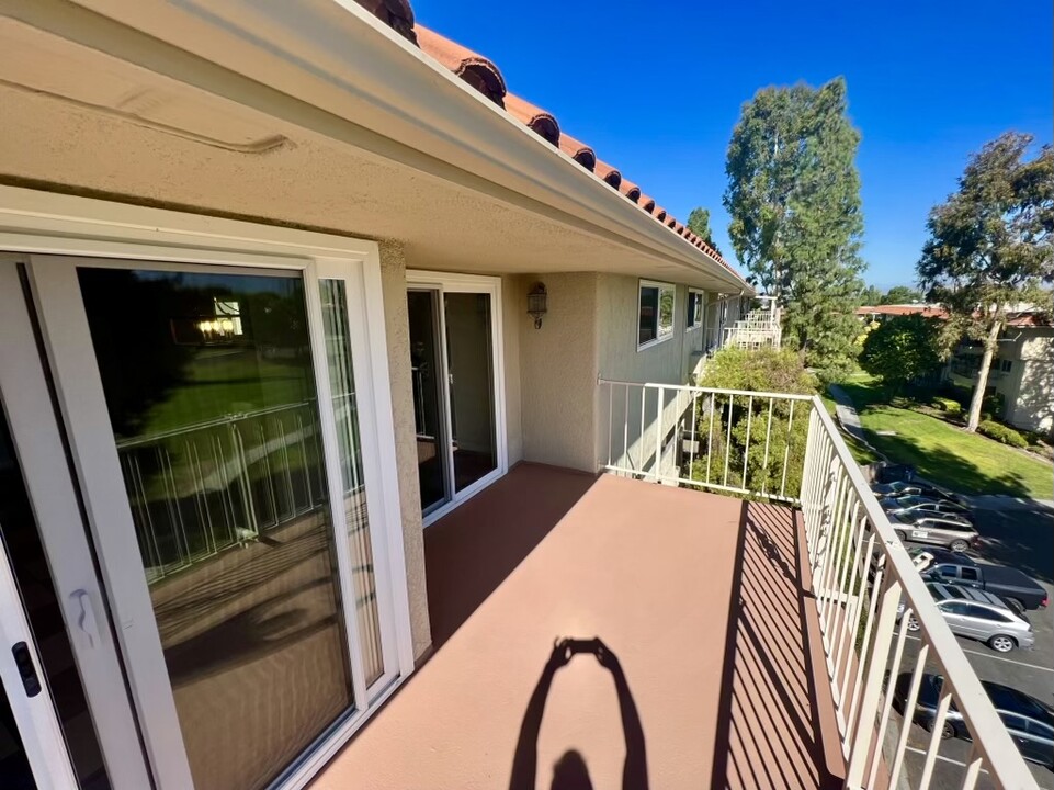 2387 Via Mariposa W, Unit 3D in Laguna Woods, CA - Foto de edificio