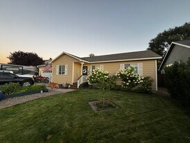 2412 E O Ave in La Grande, OR - Building Photo