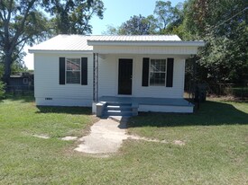 202 Yancey St in Ozark, AL - Building Photo