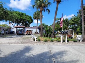 13135 4th St E in Madeira Beach, FL - Building Photo - Building Photo