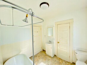 2058 14th Ave W in Seattle, WA - Foto de edificio - Building Photo