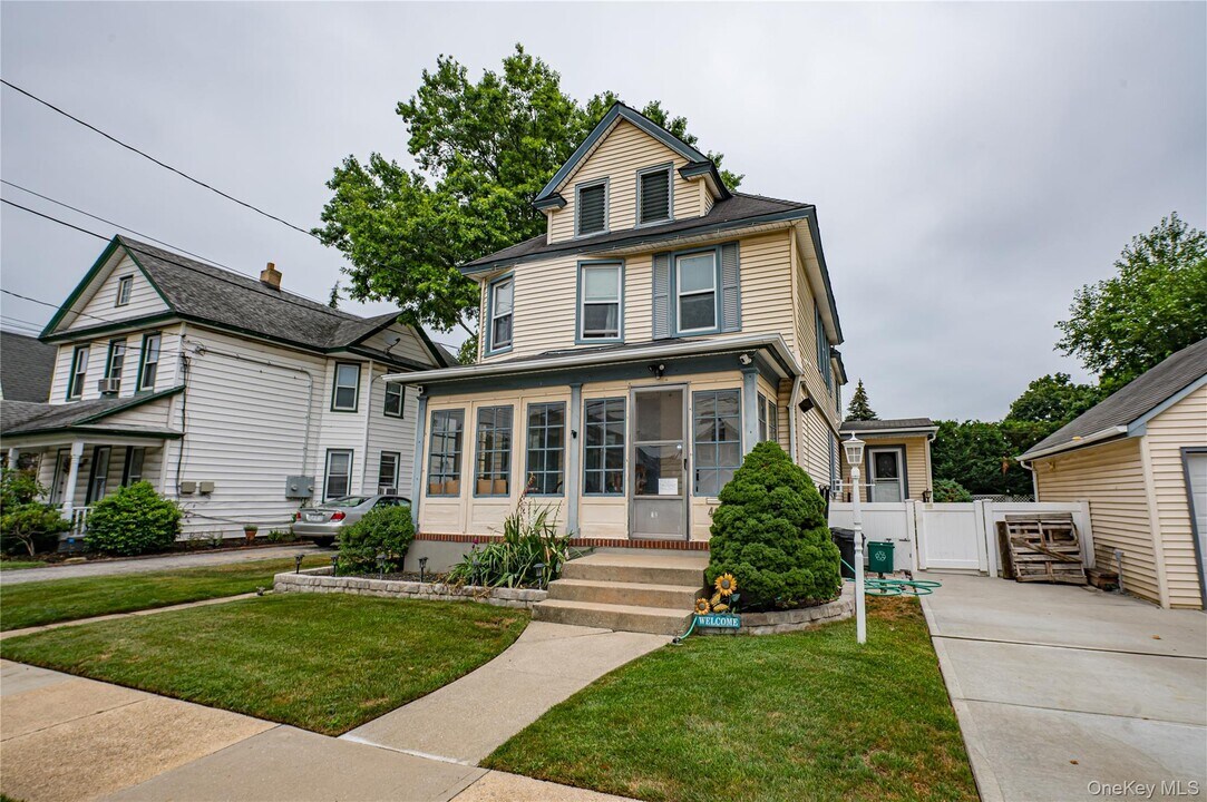 46 Lakewood Blvd in Lynbrook, NY - Building Photo