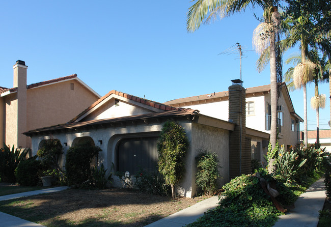 3601 Green Ave in Los Alamitos, CA - Foto de edificio - Building Photo