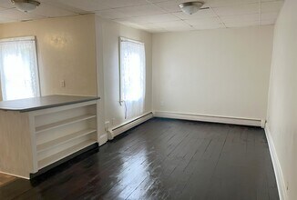 213 Brown St, Unit 1st Floor Apt in Westbrook, ME - Building Photo - Building Photo