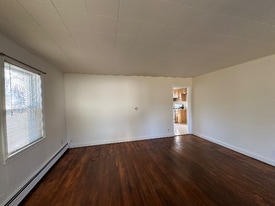 973 Ellis Pkwy in Edison, NJ - Building Photo