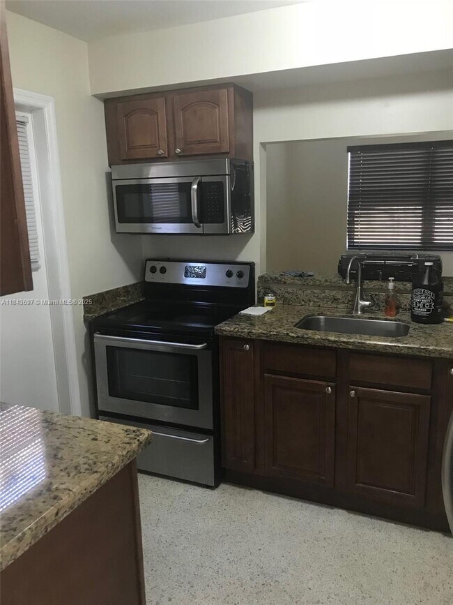 3241 SW 88th Pl in Miami, FL - Building Photo - Building Photo