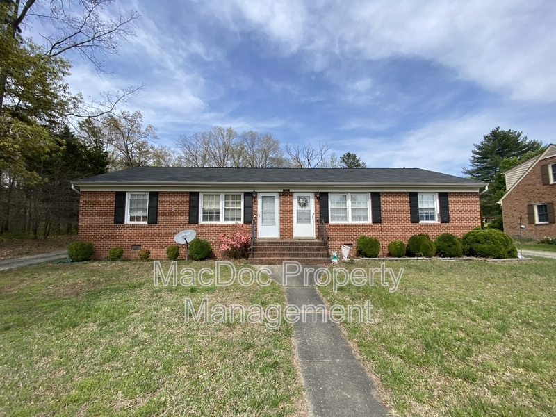 101 Lee St in Bowling Green, VA - Foto de edificio