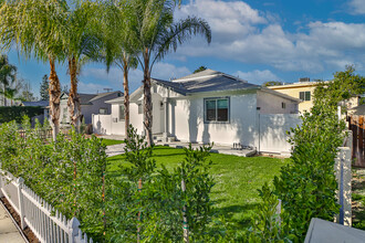 22131 Victory Blvd in Woodland Hills, CA - Building Photo - Building Photo