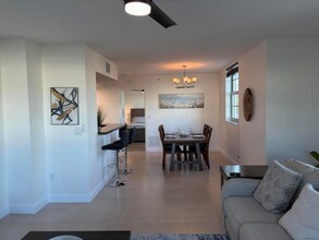 610 Clematis St in West Palm Beach, FL - Foto de edificio - Building Photo