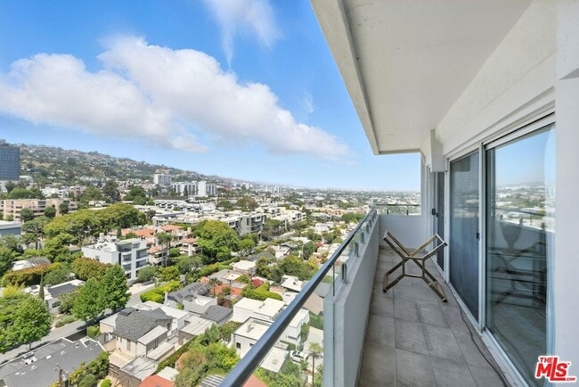 838 N Doheny Dr, Unit 10-1016 in West Hollywood, CA - Building Photo - Building Photo