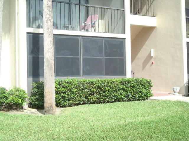 202 Foxtail Dr in Greenacres, FL - Building Photo