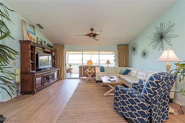 524 Woodshire Ln in Naples, FL - Foto de edificio - Building Photo