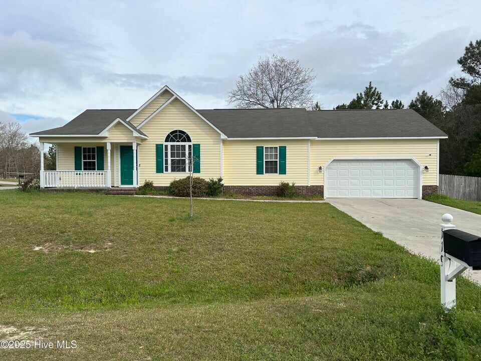 119 Sparkling Brook Way in Jacksonville, NC - Building Photo