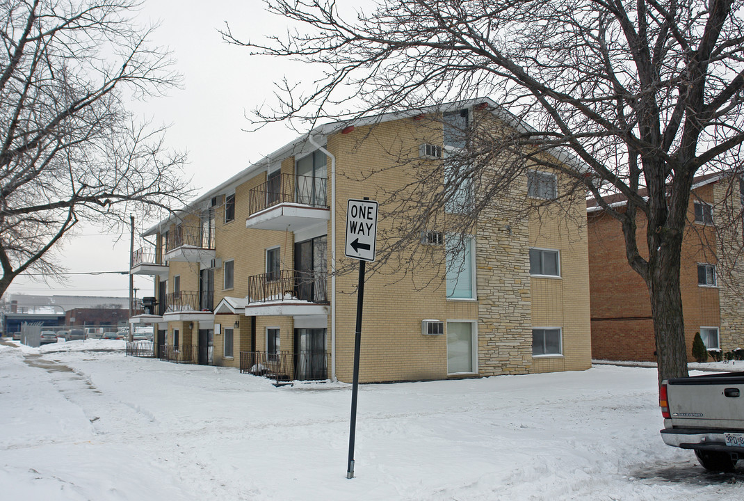 6101-6129 W 64th Pl in Chicago, IL - Building Photo