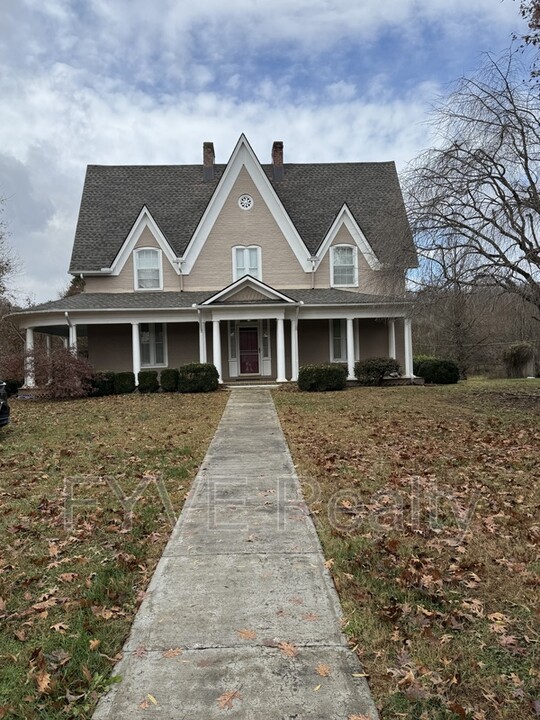 1977 Rutledge Pike in Blaine, TN - Building Photo