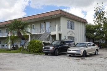 Golden Sunset Apartments in Hollywood, FL - Foto de edificio - Building Photo