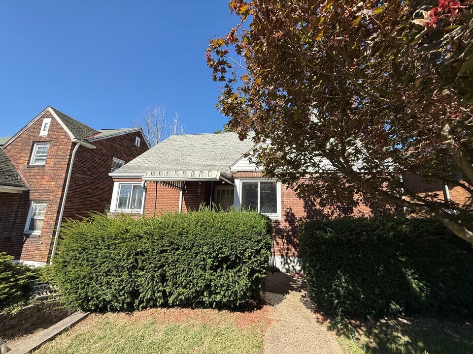 2527 Versailles Ave in McKeesport, PA - Building Photo