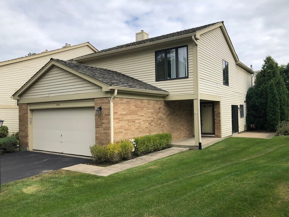 909 Suffolk Ct in Libertyville, IL - Building Photo