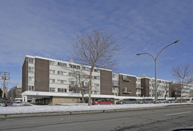 Place Cote-Vertu in St. Laurent, QC - Building Photo - Building Photo
