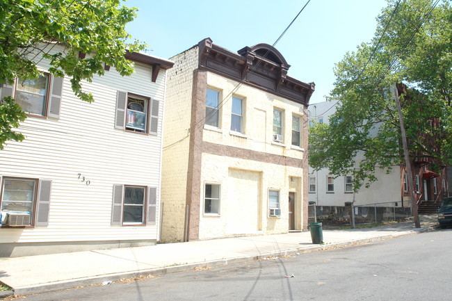 728 Cortlandt St in Perth Amboy, NJ - Foto de edificio - Building Photo