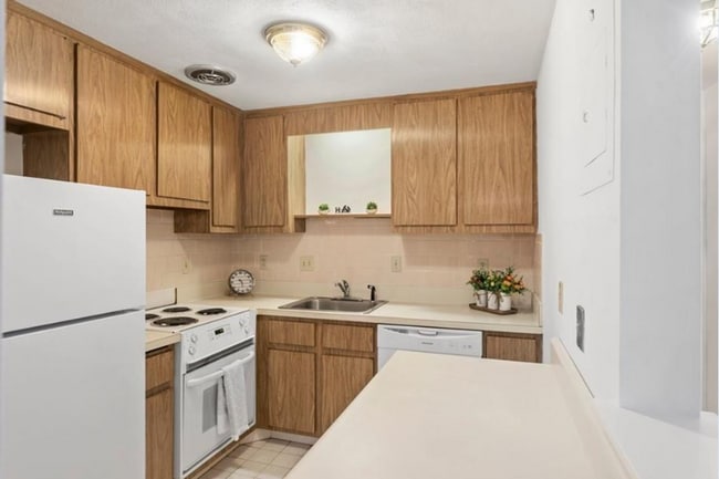 1325 Worcester Rd, Unit 1 in Framingham, MA - Building Photo - Building Photo