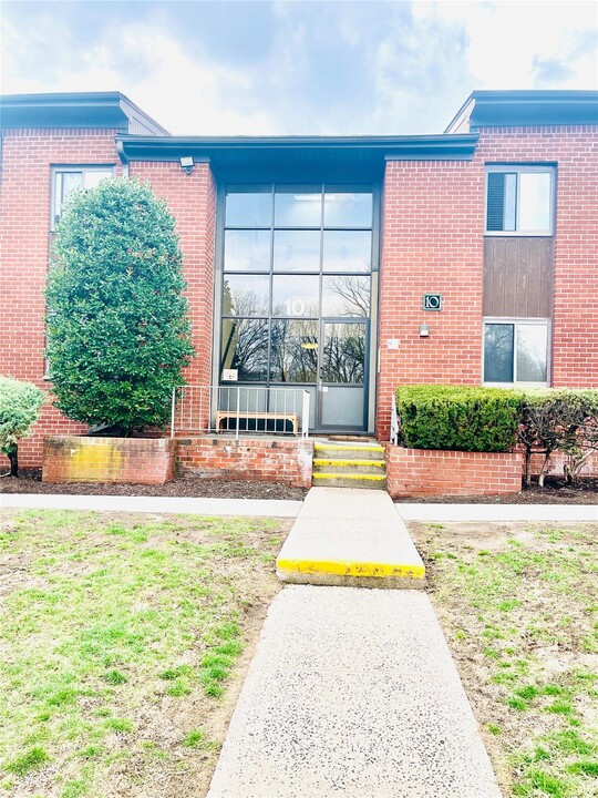 10 Charles Ln in Pomona, NY - Building Photo