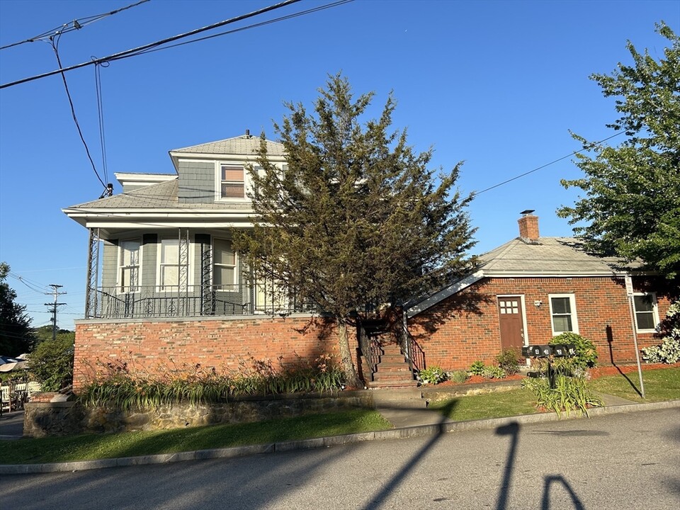 569 Winthrop St in Rehoboth, MA - Building Photo