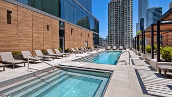 197 W Hubbard St in Chicago, IL - Building Photo