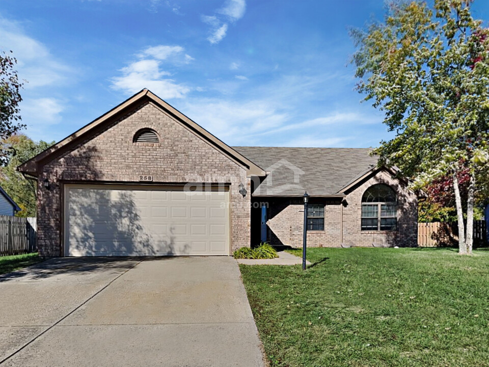 258 Longfellow Ln in Greenfield, IN - Building Photo