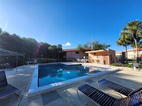 235 Lakeview Dr in Weston, FL - Building Photo - Building Photo