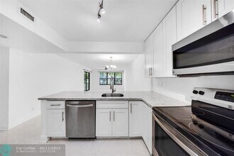 2300 S Cypress Bend Dr in Pompano Beach, FL - Building Photo - Building Photo
